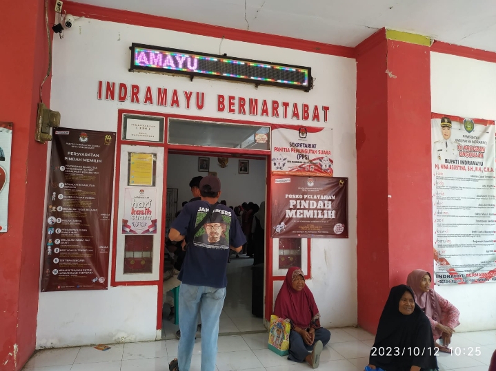 Desa Tanjungsari Bersama PT Pos Indonesia Salurkan Bansos Berupa Beras 10 Kg